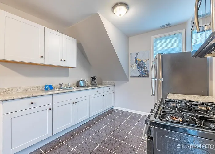 Entire Private Apartment, Near Downtown - Free Parking *