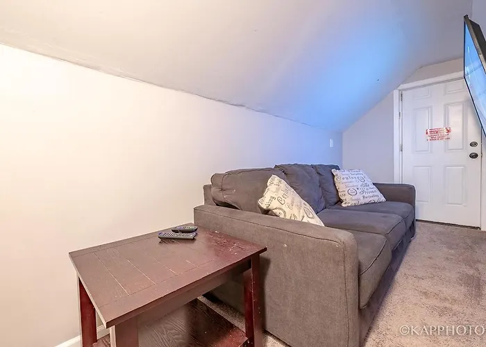 Entire Private Apartment, Near Downtown - Free Parking Apartment *