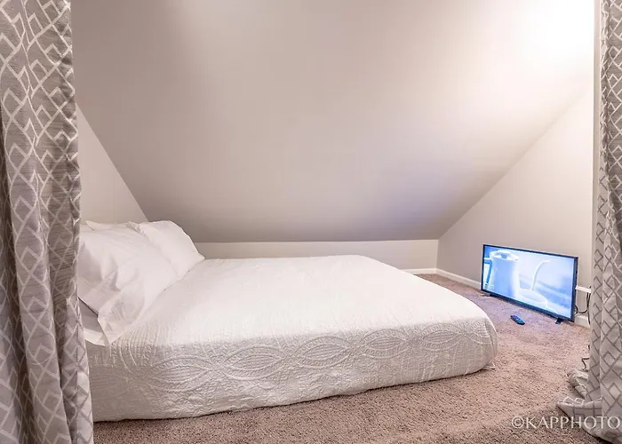 Entire Private Apartment, Near Downtown - Free Parking Apartment Chicago