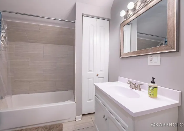Entire Private Apartment, Near Downtown - Free Parking Chicago