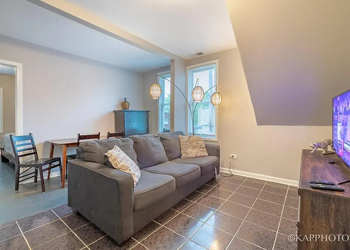 Apartment Entire Private Apartment, Near Downtown - Free Parking *