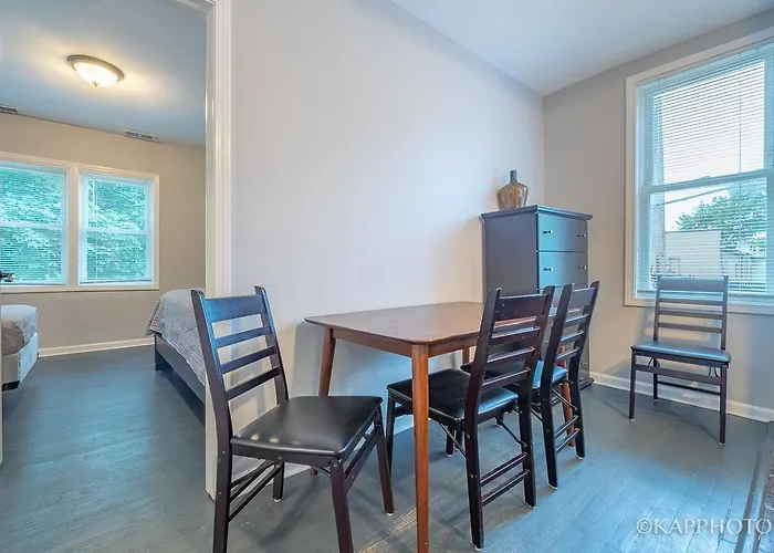 Entire Private Apartment, Near Downtown - Free Parking * Chicago